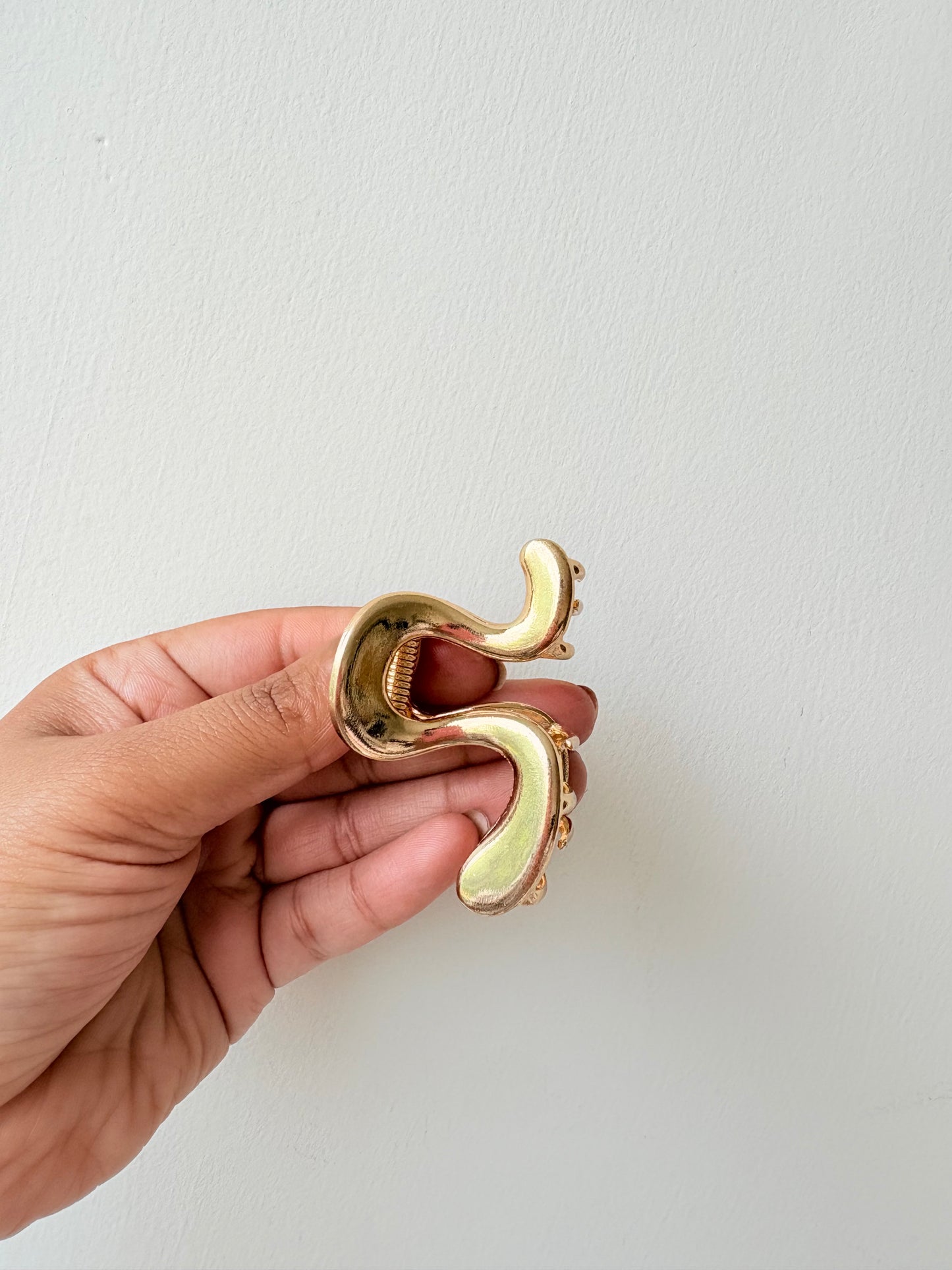 Wavy claw clip