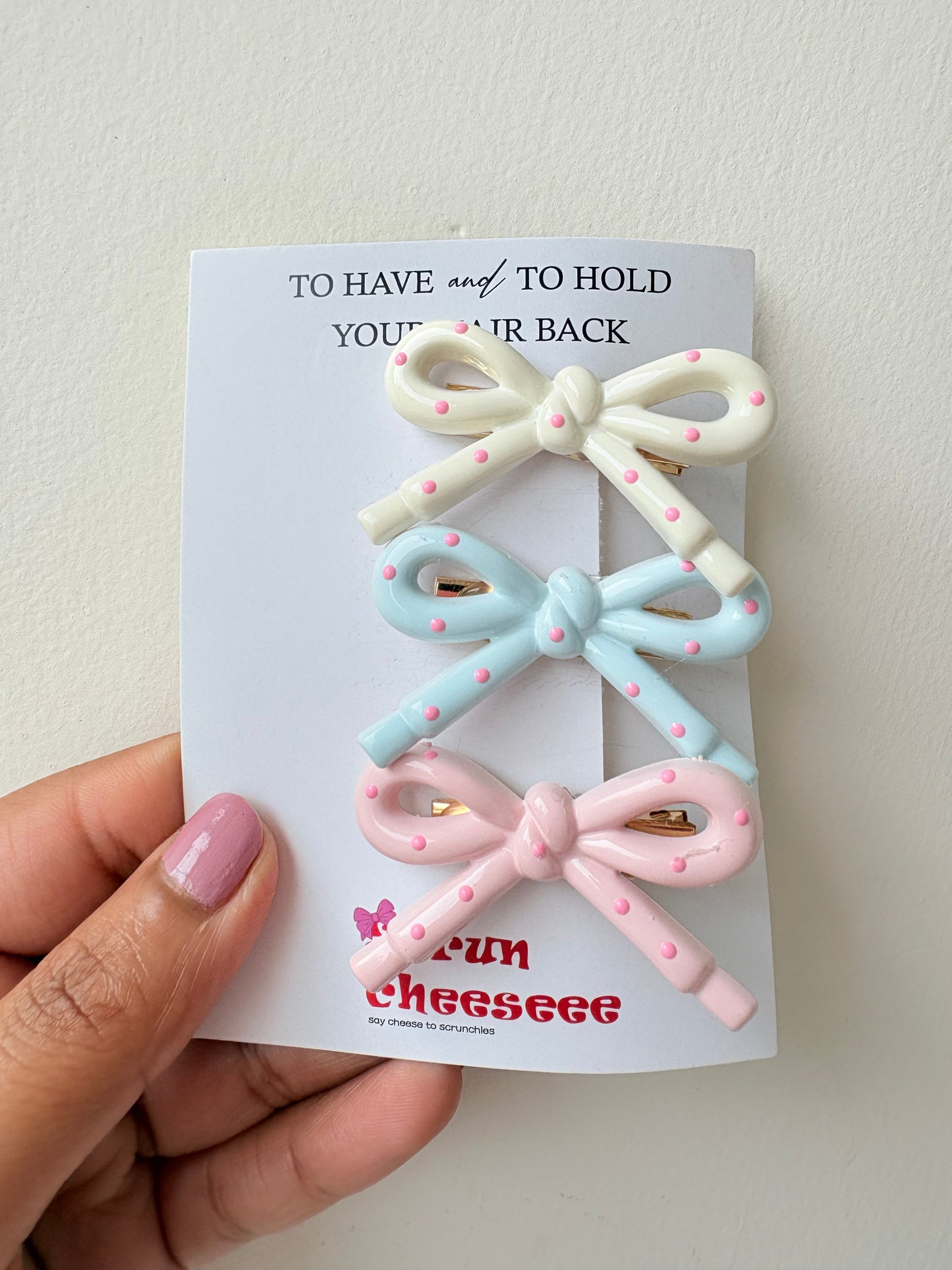 Bow alligator pins