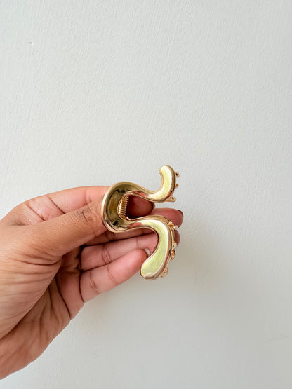 Wavy claw clip
