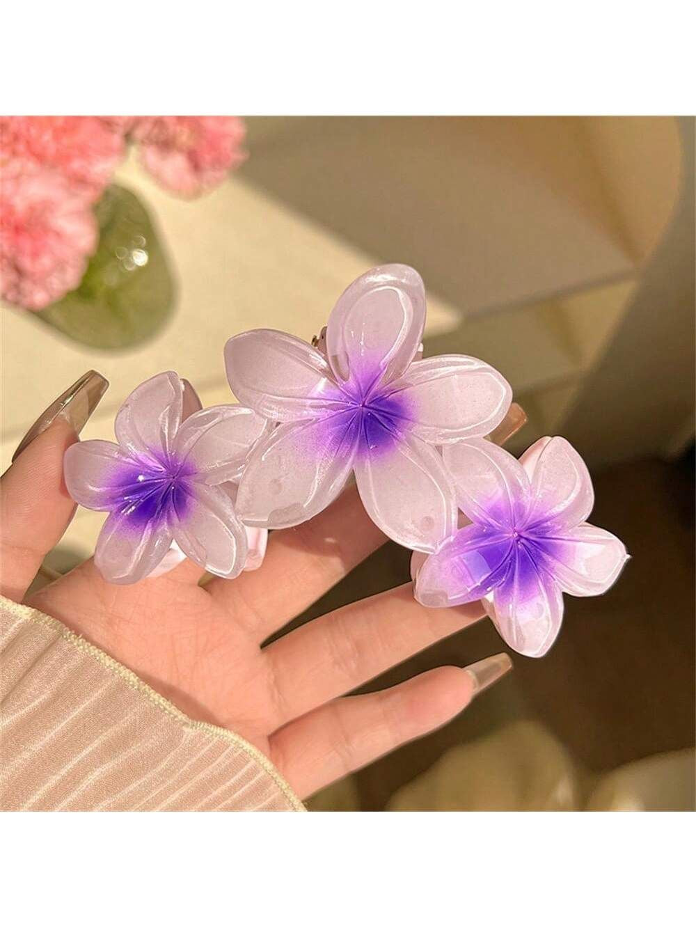 Hibiscus flower claw