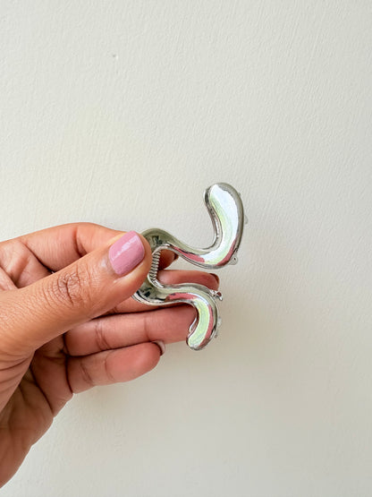 Wavy claw clip